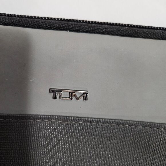 TUMI delta Toiletry bag Grey Vinyl with Metal Logo and Zipper Medium Pouch - Picture 2 of 6